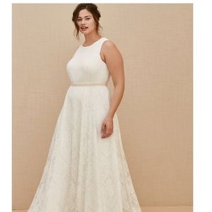 BRAND NEW. TORRID BEAUTIFUL IVORY WEDDING DRESS